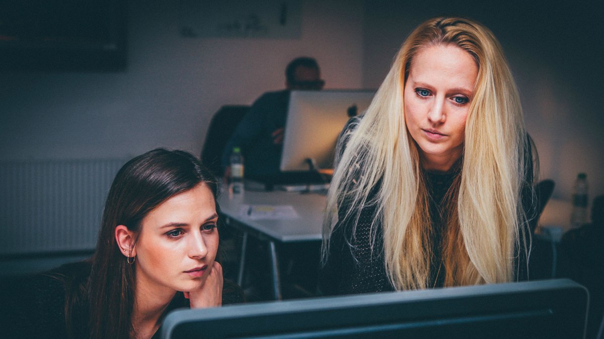 two-women-working-in-an-office_feat two-women-working-in-an-office_feat