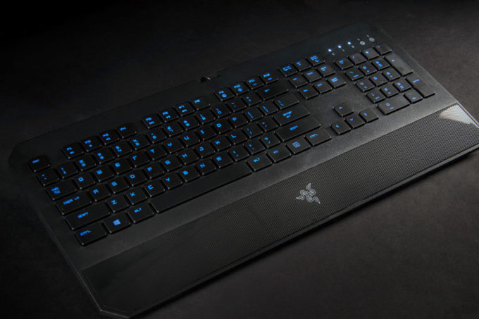 razer-deathstalker-side-top-800×533-c