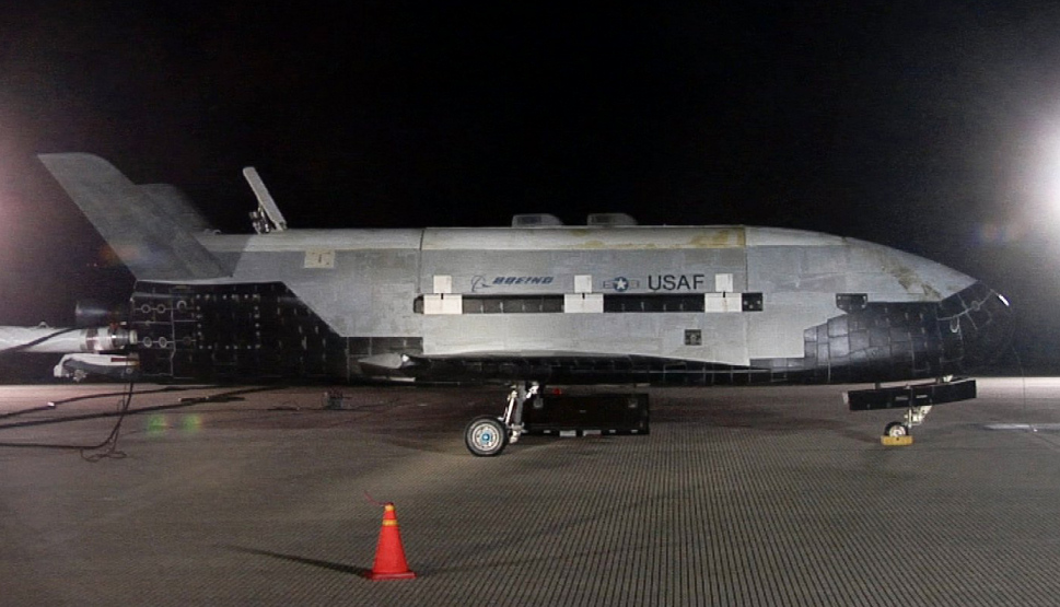 boeing_x-37b_after_landing_at_vandenberg_afb_3_december_2010 boeing_x-37b_after_landing_at_vandenberg_afb_3_december_2010