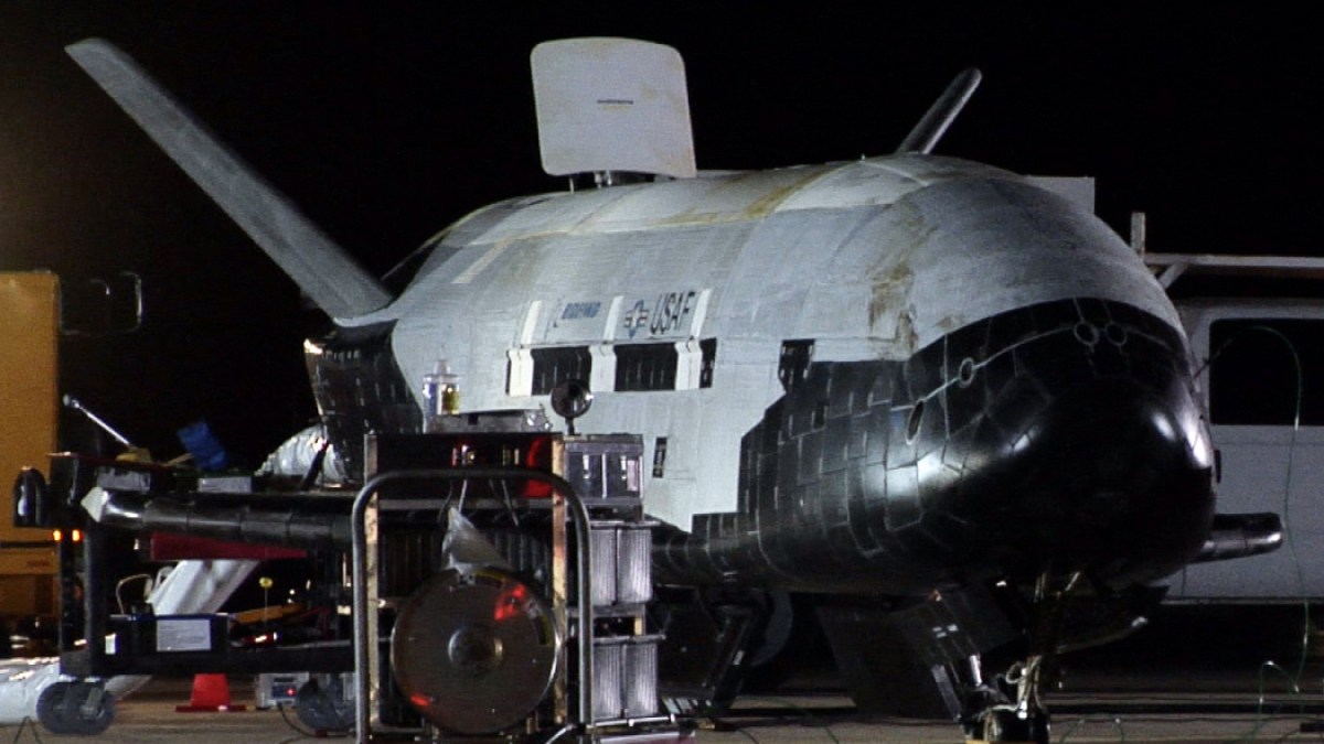 boeing_x-37b_after_landing_at_vandenberg_afb_3_december_2010_-_2 boeing_x-37b_after_landing_at_vandenberg_afb_3_december_2010_-_2