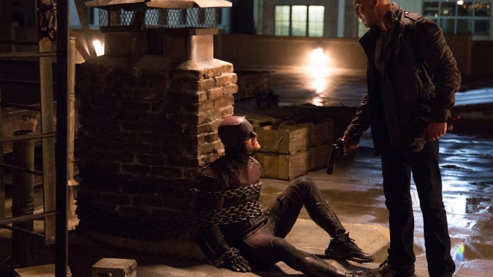 Daredevil (Charlie Cox) et Punisher (Jon Bernthal) se rencontrent pour la première fois à l'écran, dans Daredevil Saison 2 (2016), produit par Marvel & Netflix