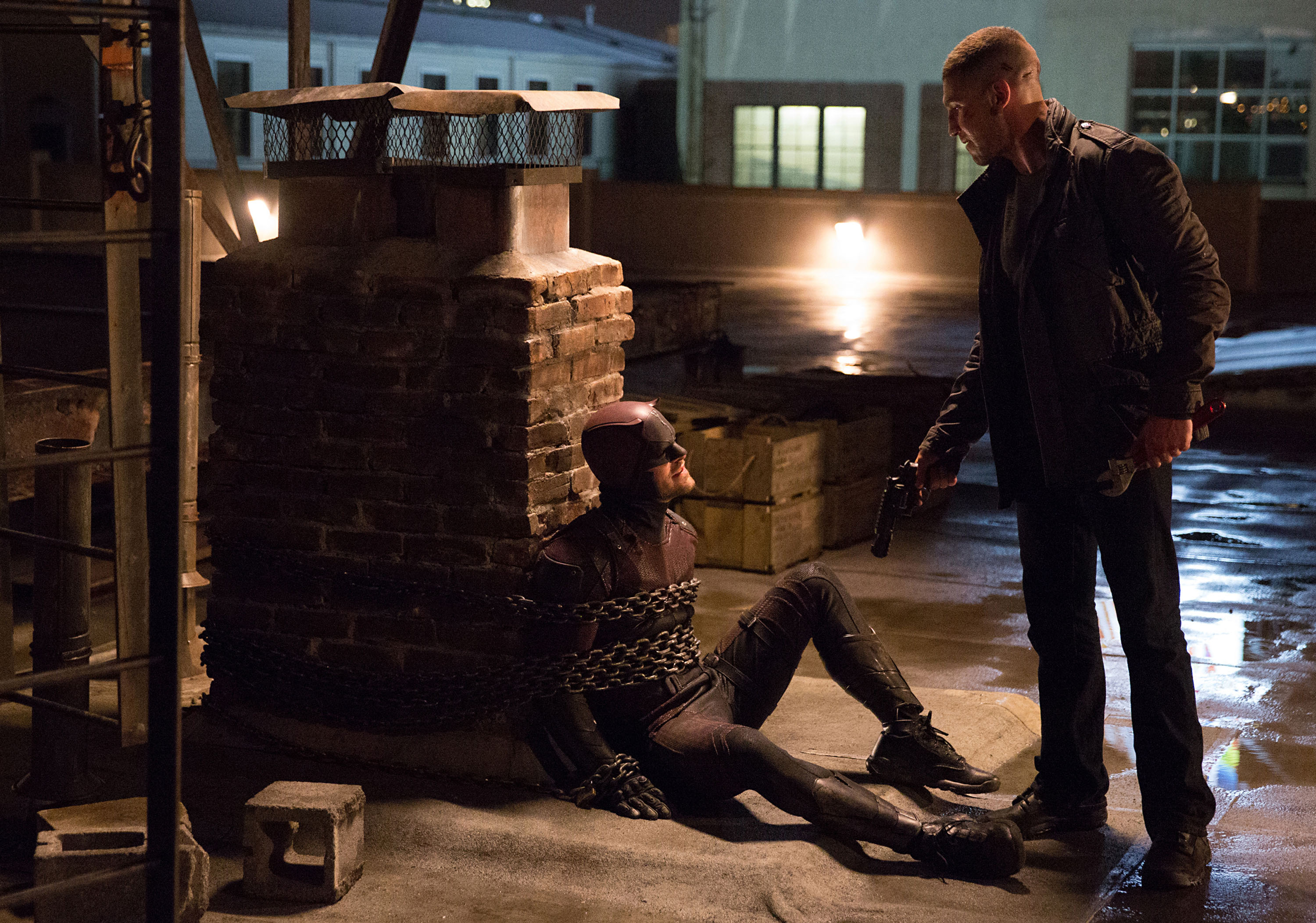 Daredevil (Charlie Cox) et Punisher (Jon Bernthal) se rencontrent pour la première fois à l'écran, dans Daredevil Saison 2 (2016), produit par Marvel & Netflix Daredevil (Charlie Cox) et Punisher (Jon Bernthal) se rencontrent pour la première fois à l'écran, dans Daredevil Saison 2 (2016), produit par Marvel & Netflix
