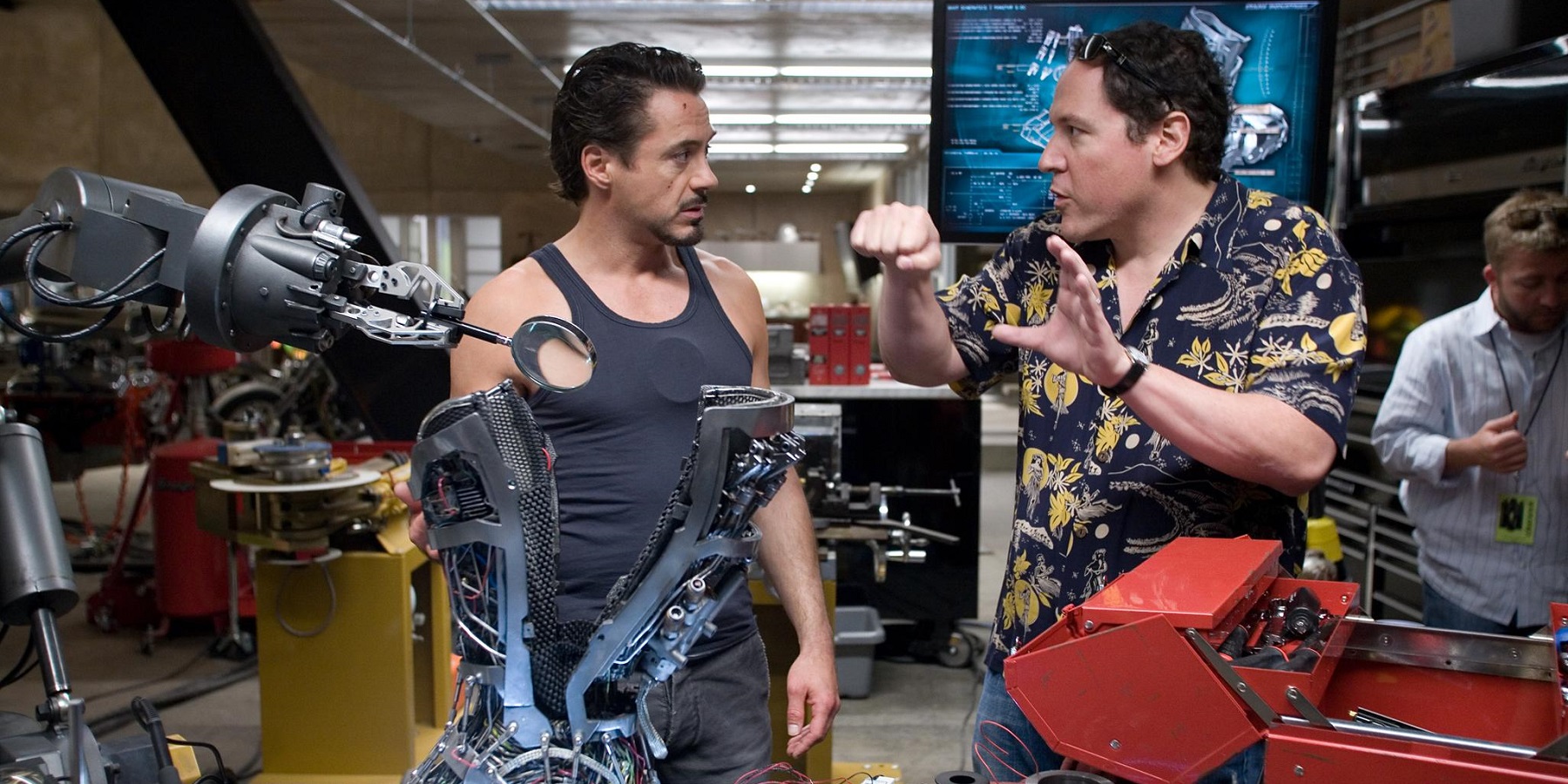 Robert Downey Jr. et Jon Favreau, sur le tournage d'Iron Man (2008), première production Marvel Studios Robert Downey Jr. et Jon Favreau, sur le tournage d'Iron Man (2008), première production Marvel Studios