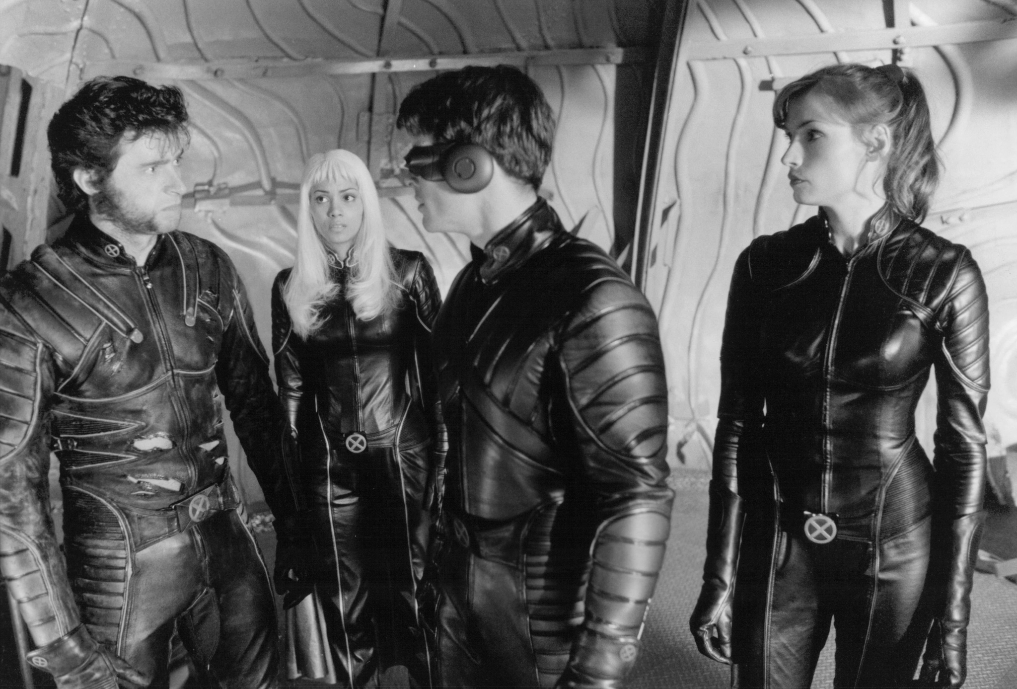 Hugh Jackman, Halle Berry, James Marsden et Famke Janssen, sur le tournage de X-Men (2000), produit par la 20th Century Fox Hugh Jackman, Halle Berry, James Marsden et Famke Janssen, sur le tournage de X-Men (2000), produit par la 20th Century Fox