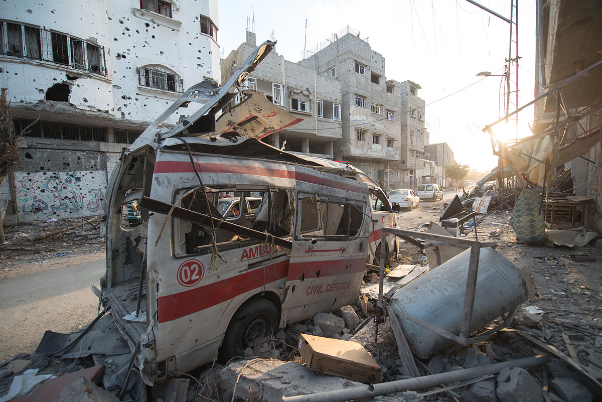 Photo prise lors de la trêve de 72 heures du 6 août entre le Hamas et Israël. Une ambulance détruite à Shuja'iyya dans la bande de Gaza. CC. Boris Niehaus Photo prise lors de la trêve de 72 heures du 6 août entre le Hamas et Israël. Une ambulance détruite à Shuja'iyya dans la bande de Gaza. CC. Boris Niehaus