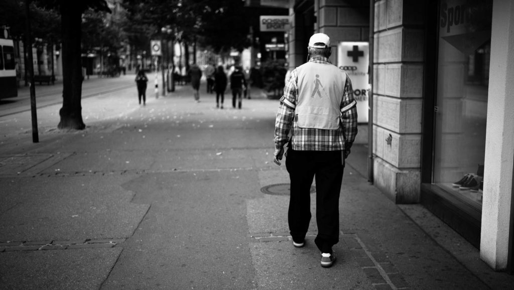 Un aveugle se déplaçant dans la rue. // Source : Tobi Gaulke Un aveugle se déplaçant dans la rue. // Source : Tobi Gaulke