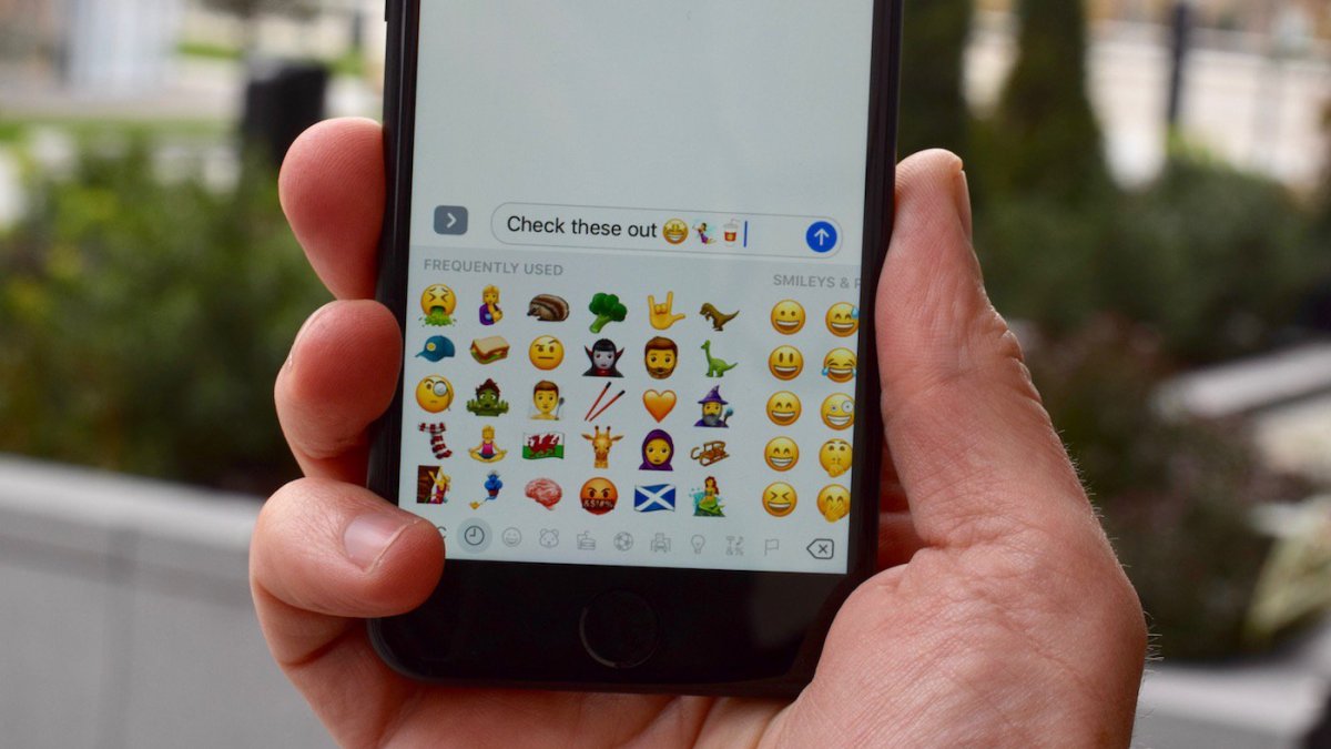 emojipedia-mockup-iphone-new-emojis emojipedia-mockup-iphone-new-emojis