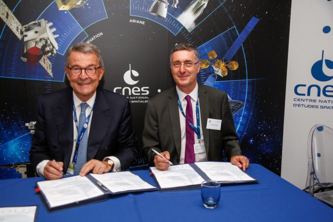 Jean-Marc ASTORG, Directeur des Lanceurs (CNES) et André PUJIN, Président d’APCO Technologies. Photo CNES / PEUS Christophe Jean-Marc ASTORG, Directeur des Lanceurs (CNES) et André PUJIN, Président d’APCO Technologies. Photo CNES / PEUS Christophe