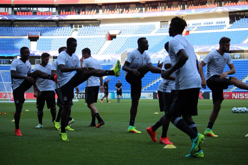 Échauffement des joueurs lyonnais avant leur match de Ligue des champions face au Dinamo Zagreb (14/09/2016). / Clément Pons
Échauffement des joueurs lyonnais avant leur match de Ligue des champions face au Dinamo Zagreb (14/09/2016). / Clément Pons