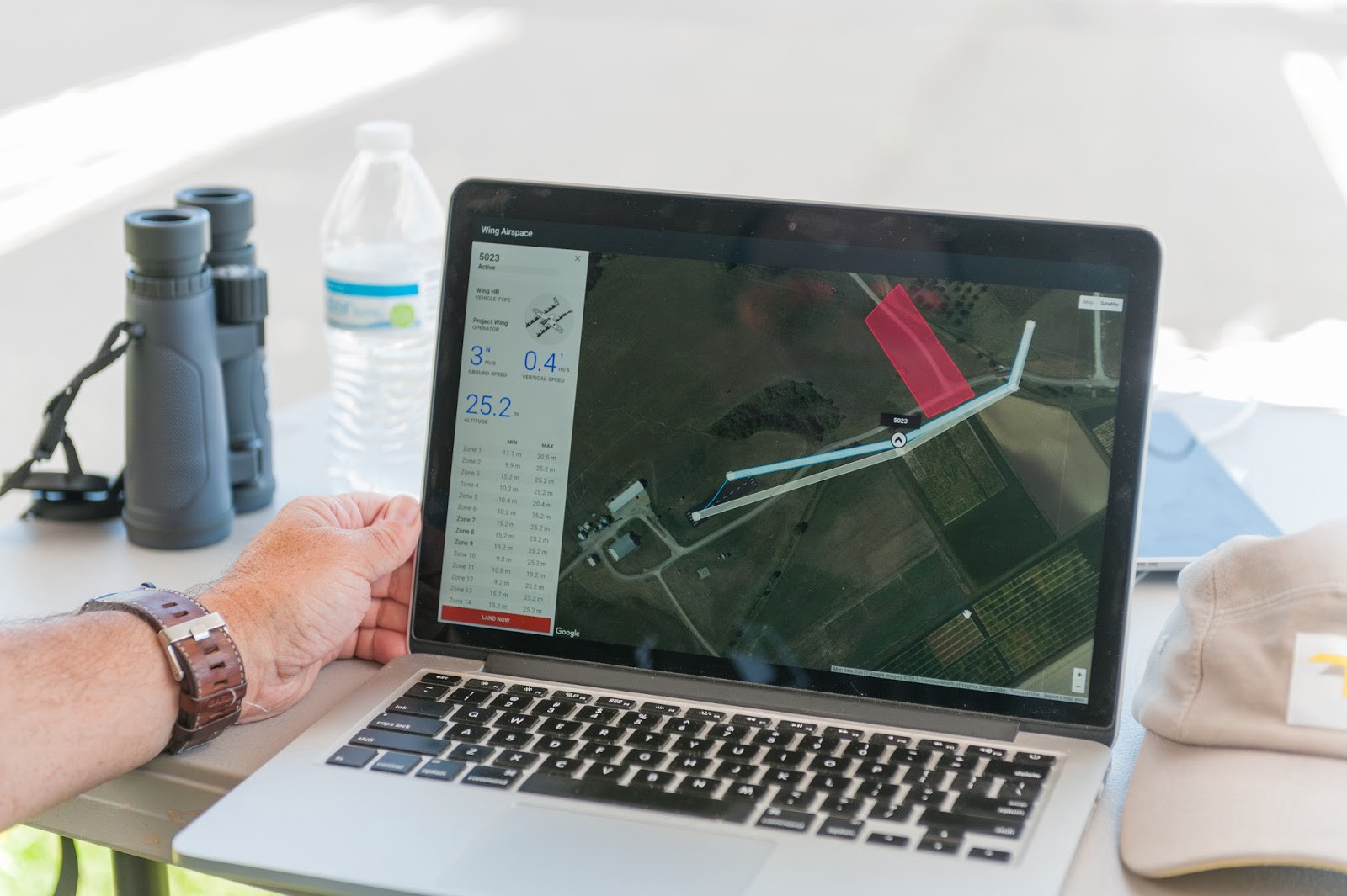 Interface de la plateforme UTM dévelopée par Project Wing et Google, affichant les no-fly zones et les différentes trajectoires