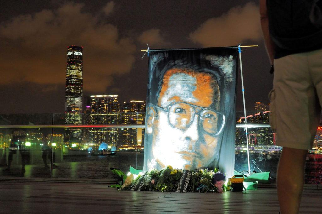 Plus de 1 500 personnes se sont réunis au Timar Park à Hong-Kong le 19 juillet, en mémoire de Liu Xiaobo.
CC. Etan Liam Plus de 1 500 personnes se sont réunis au Timar Park à Hong-Kong le 19 juillet, en mémoire de Liu Xiaobo.
CC. Etan Liam