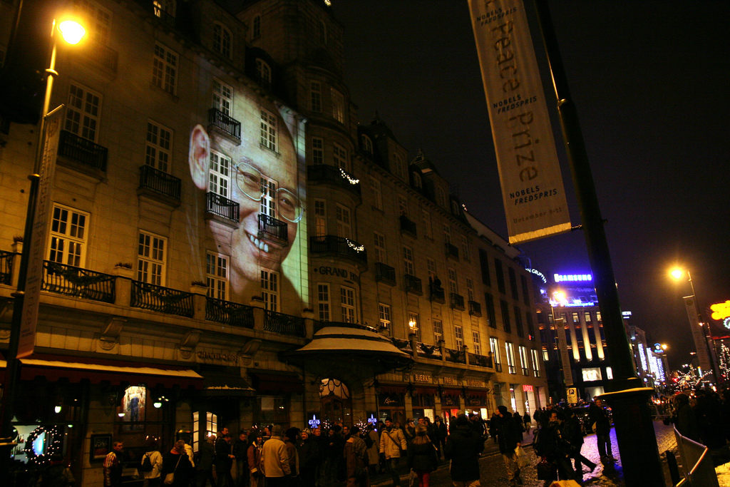 2010, malgré l'absence de son lauréat, Oslo célèbre le Prix Nobel de Xiaobo
CC. Aktiv I Oslo 2010, malgré l'absence de son lauréat, Oslo célèbre le Prix Nobel de Xiaobo
CC. Aktiv I Oslo