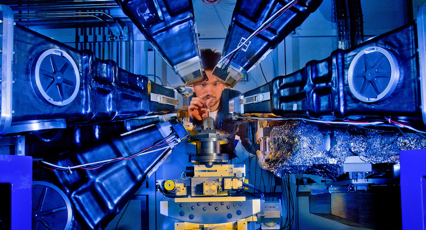 L'ESRF et son colossal accélérateur capable de créer des rayons « 100 milliards de fois plus brillants que les rayons X utilisés à l'hôpital ». L'ESRF et son colossal accélérateur capable de créer des rayons « 100 milliards de fois plus brillants que les rayons X utilisés à l'hôpital ».