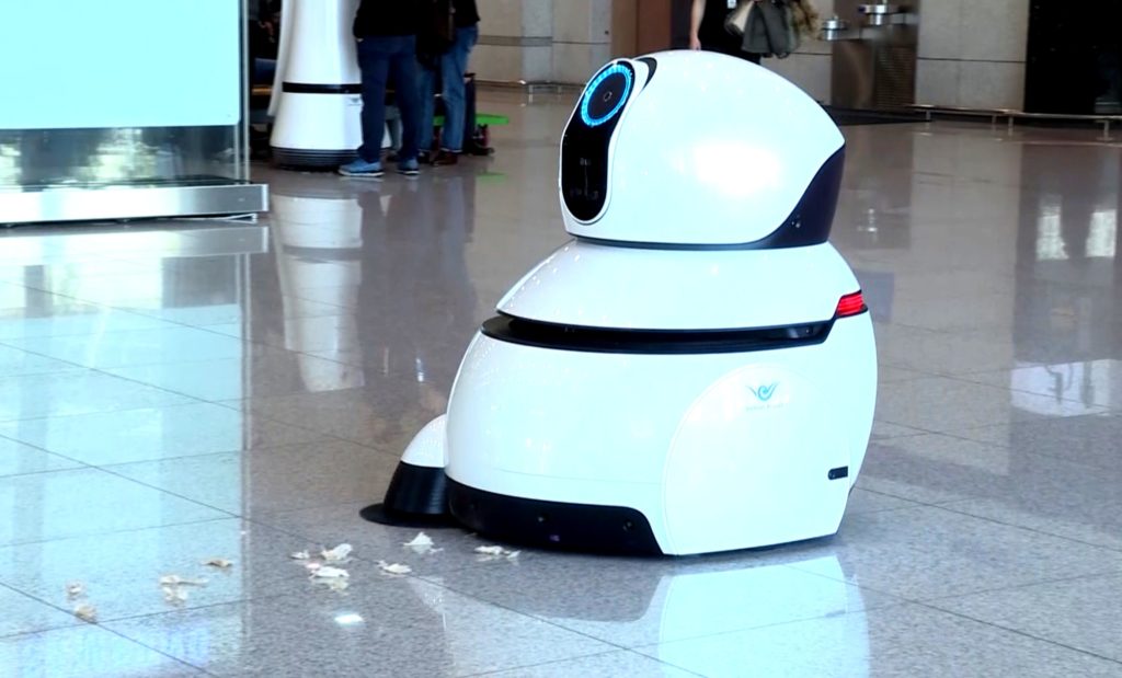 airport-cleaning-robot-01 airport-cleaning-robot-01