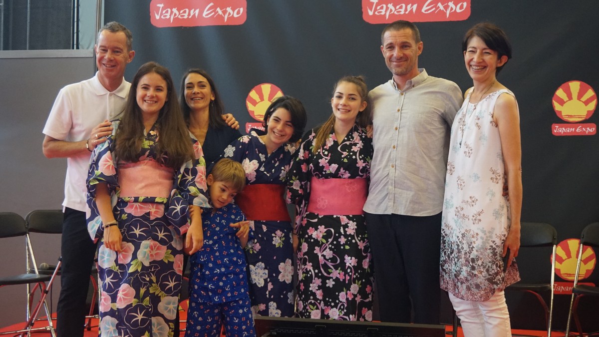 La famille Minuscule au grand complet, accompagnée de Pascale Oba et Damien Dome, créateurs de Cent Dix. La famille Minuscule au grand complet, accompagnée de Pascale Oba et Damien Dome, créateurs de Cent Dix.