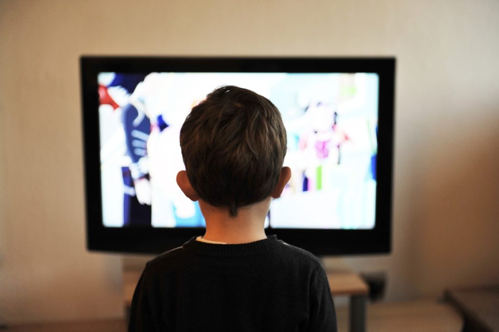 Un enfant face à la télévision. // Source : mojzagrebinfo Un enfant face à la télévision. // Source : mojzagrebinfo