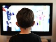Un enfant face à la télévision. // Source : mojzagrebinfo