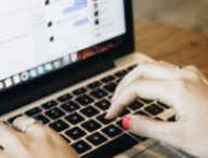 mains-clavier-keyboard-facebook