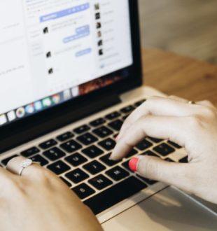 mains-clavier-keyboard-facebook mains-clavier-keyboard-facebook