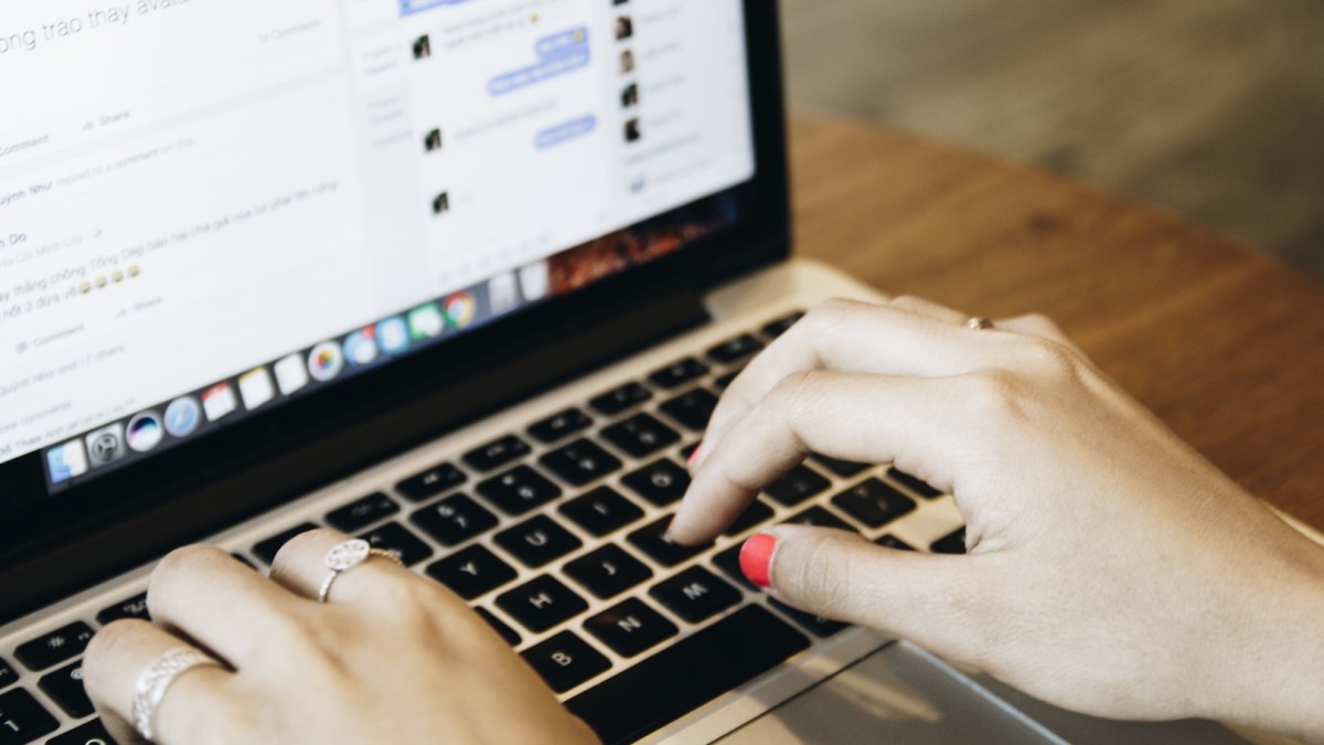 mains-clavier-keyboard-facebook mains-clavier-keyboard-facebook