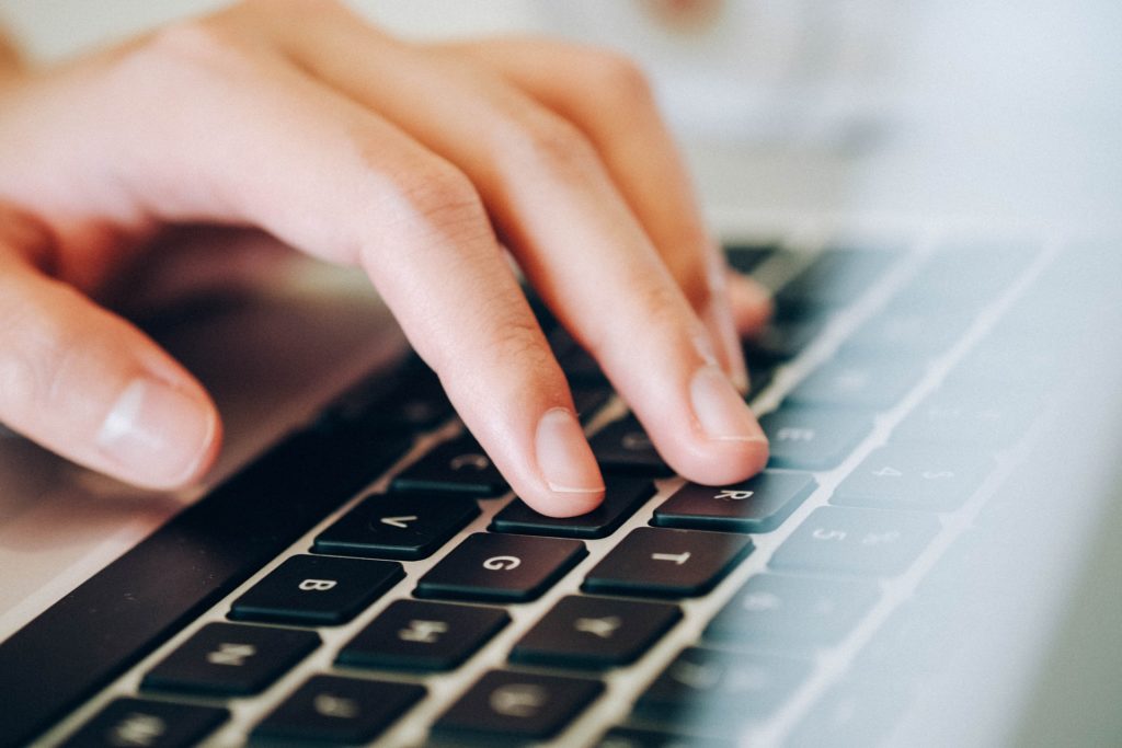 ordinateur-main-laptop ordinateur-main-laptop