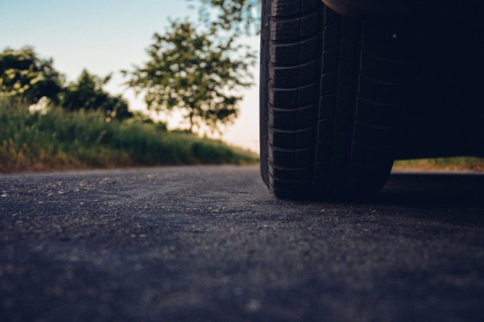 route-voiture-roue-conduite