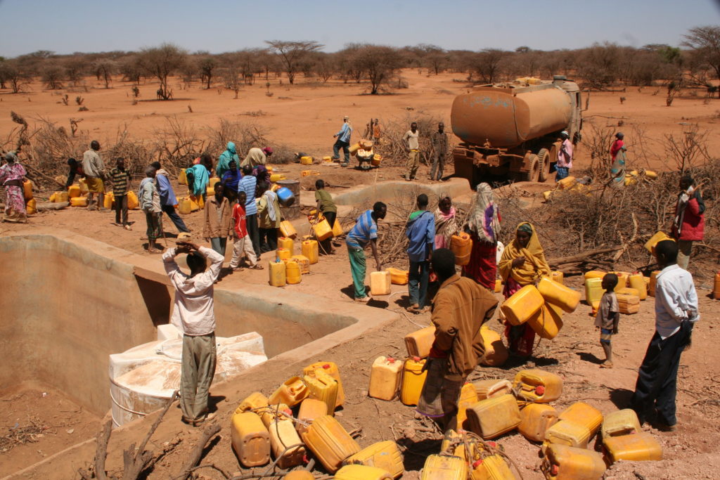 Distribution d'eau potable dans la corne de l'Afrique, après la sécheresse de 2010/2011 - (c) Oxfam East Africa Distribution d'eau potable dans la corne de l'Afrique, après la sécheresse de 2010/2011 - (c) Oxfam East Africa