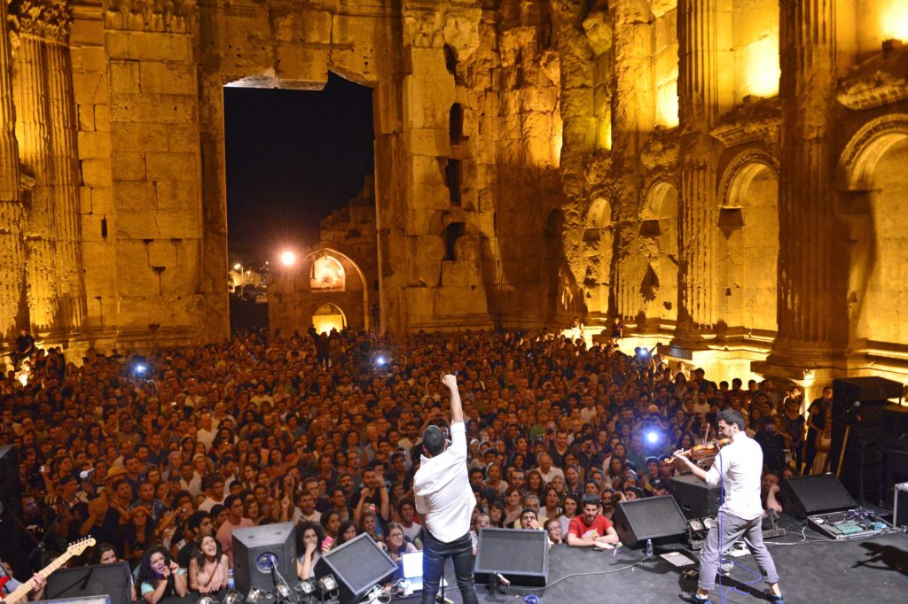 Les Mashrou' Leila en concert à Baalbeck, Liban, 2012.
CC. Wikimedia Les Mashrou' Leila en concert à Baalbeck, Liban, 2012.
CC. Wikimedia