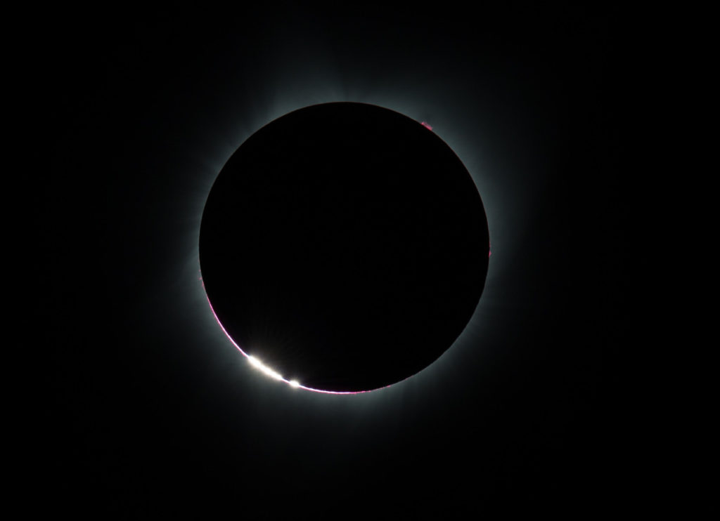 Eclipse totale, permettant d'observer le phénomène optique des perles de Baily / Credit: NASA/Aubrey Gemignani Eclipse totale, permettant d'observer le phénomène optique des perles de Baily / Credit: NASA/Aubrey Gemignani