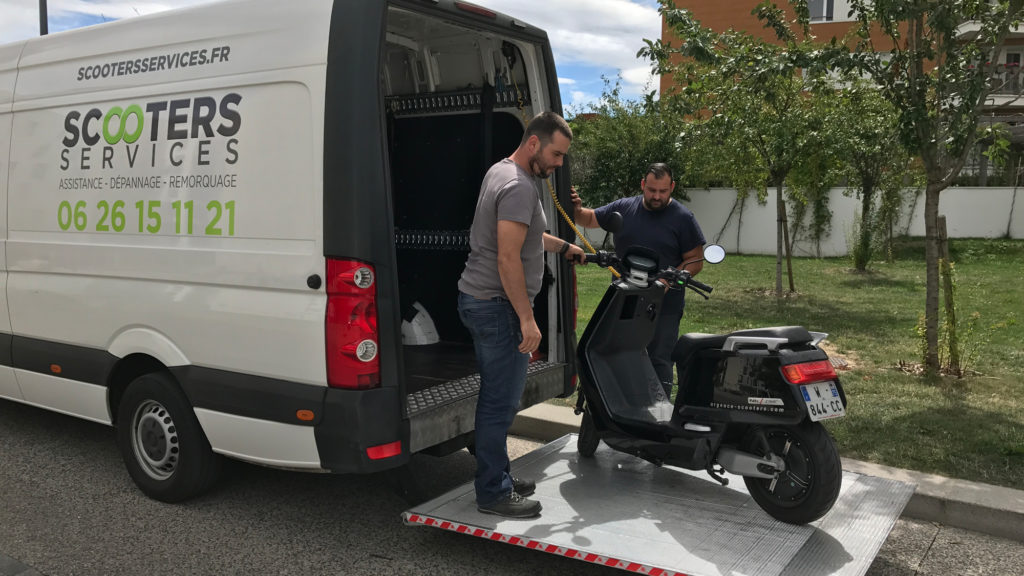 Anecdote : le scooter a fini par afficher un code d'erreur logiciel indiquant une « surcharge » de la batterie et n'a plus voulu démarrer, malgré la patience et l'expertise du SAV Anecdote : le scooter a fini par afficher un code d'erreur logiciel indiquant une « surcharge » de la batterie et n'a plus voulu démarrer, malgré la patience et l'expertise du SAV