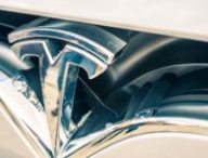 Le logo de Tesla. // Source : Jakob Härter