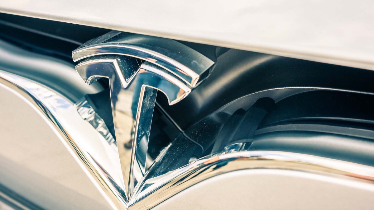 Le logo de Tesla. // Source : Jakob Härter Le logo de Tesla. // Source : Jakob Härter