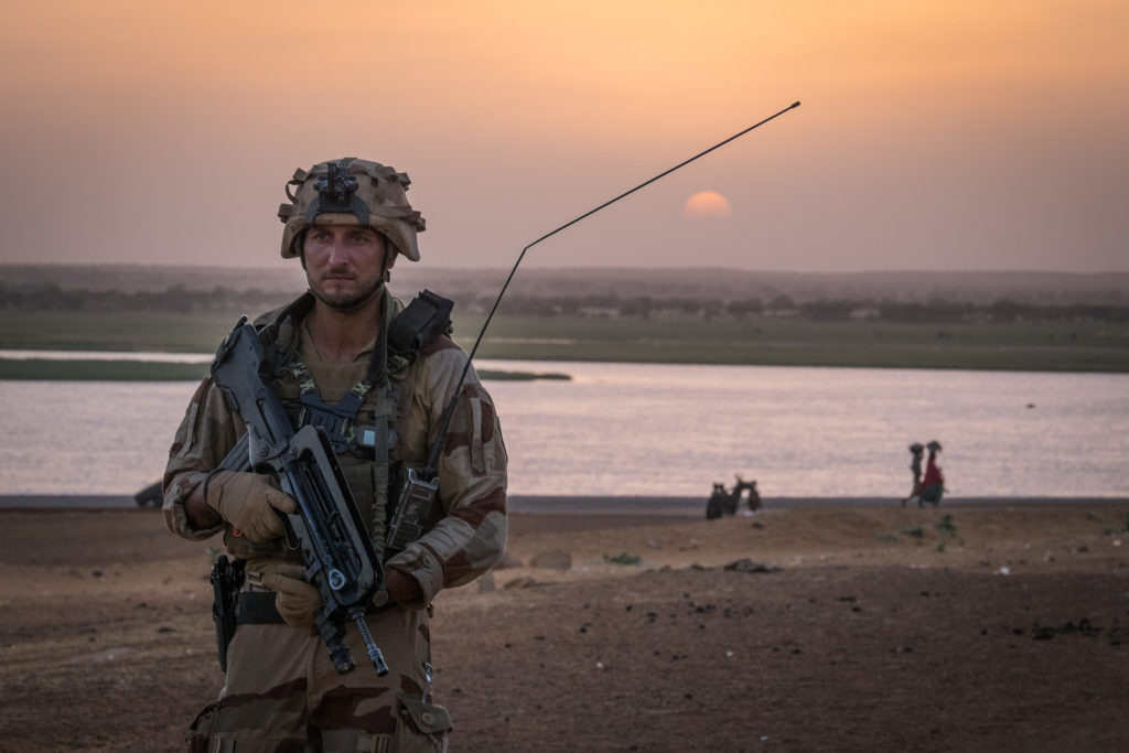 Soldat du détachement de liaison et d'appui opérationnel (DLAO) basé à Ansongo dans le cadre de l'opération "Barkhane", 2015 / CC. Fred Marie Soldat du détachement de liaison et d'appui opérationnel (DLAO) basé à Ansongo dans le cadre de l'opération "Barkhane", 2015 / CC. Fred Marie