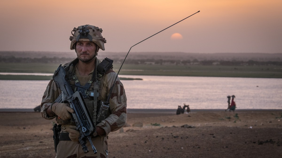 Soldat du détachement de liaison et d'appui opérationnel (DLAO) basé à Ansongo dans le cadre de l'opération "Barkhane", 2015 / CC. Fred Marie Soldat du détachement de liaison et d'appui opérationnel (DLAO) basé à Ansongo dans le cadre de l'opération "Barkhane", 2015 / CC. Fred Marie