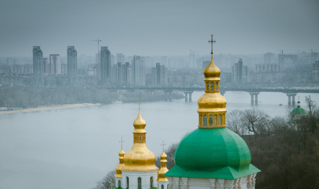 Les toits colorés de Pechersk Lavra et Darnytsia, surplobant la Diepr, 2011 / CC. Centralniak Les toits colorés de Pechersk Lavra et Darnytsia, surplobant la Diepr, 2011 / CC. Centralniak