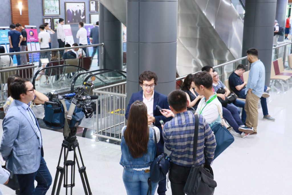 Arman Suleimenov, CEO de Zero2One Labs, répondant à la presse kazakhe. (Crédit : nFactorial Incubator) Arman Suleimenov, CEO de Zero2One Labs, répondant à la presse kazakhe. (Crédit : nFactorial Incubator)