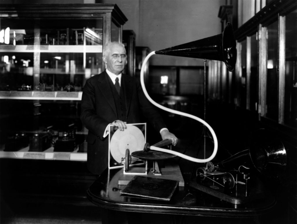 Le premier gramophone de Berliner, 1887 Le premier gramophone de Berliner, 1887