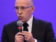 Une personne avec une calvitie
