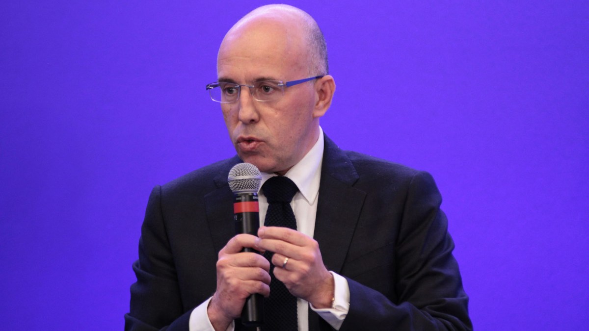 Une personne avec une calvitie
