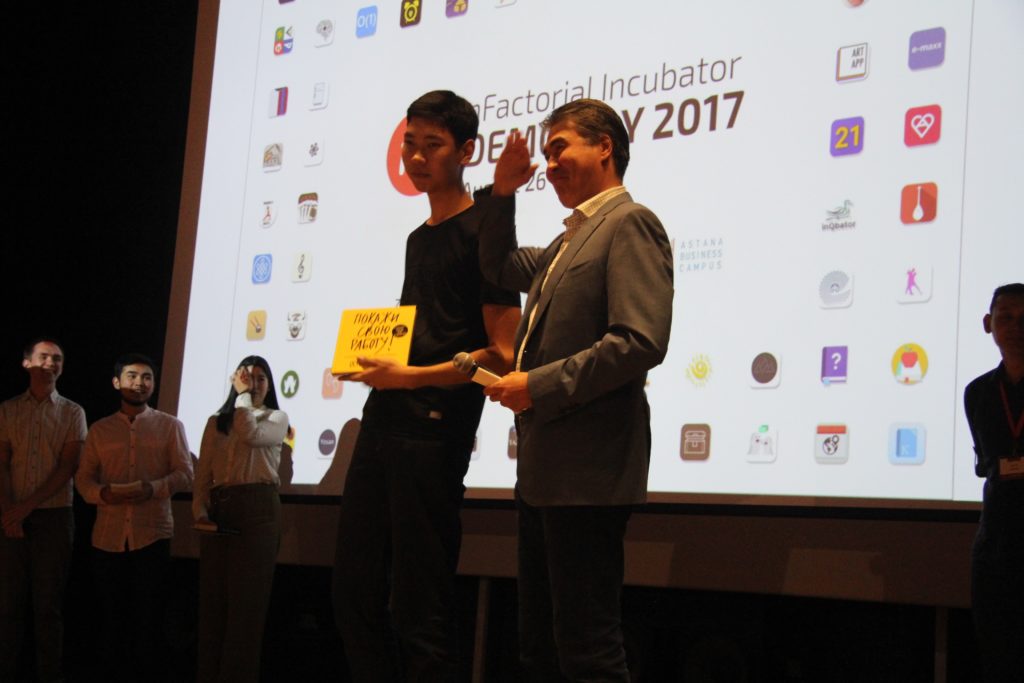 Le ministre du Commerce et de l'Industrie remettant le trophée au vainqueur. Crédit : nFactorial Incubator Le ministre du Commerce et de l'Industrie remettant le trophée au vainqueur. Crédit : nFactorial Incubator
