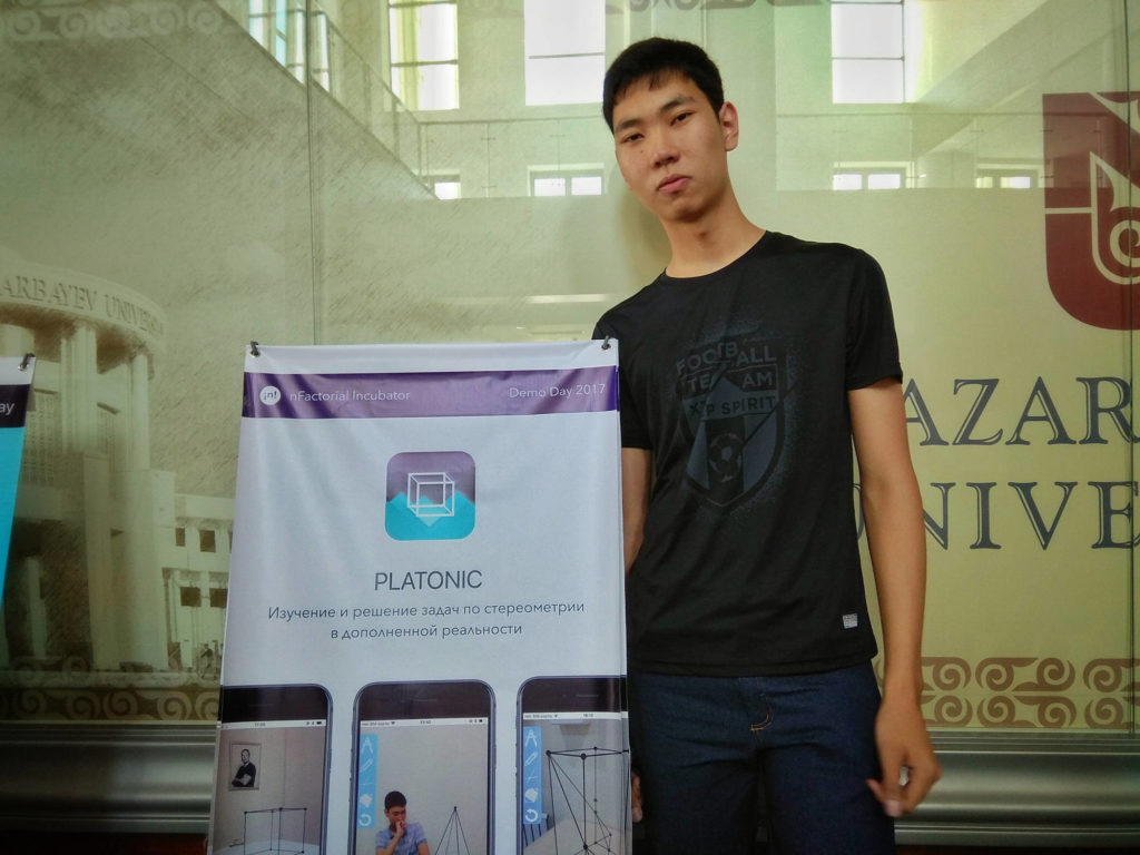 Yersultan, 16 ans, bachelier de l'École mathématique de la République du Kazakhstan à Almaty Yersultan, 16 ans, bachelier de l'École mathématique de la République du Kazakhstan à Almaty