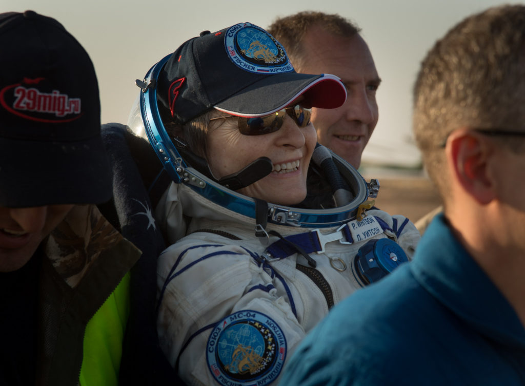 Peggy Whitson, récupérée et portée par les équipes de la NASA lors de son retour à la terre ferme. Peggy Whitson, récupérée et portée par les équipes de la NASA lors de son retour à la terre ferme.