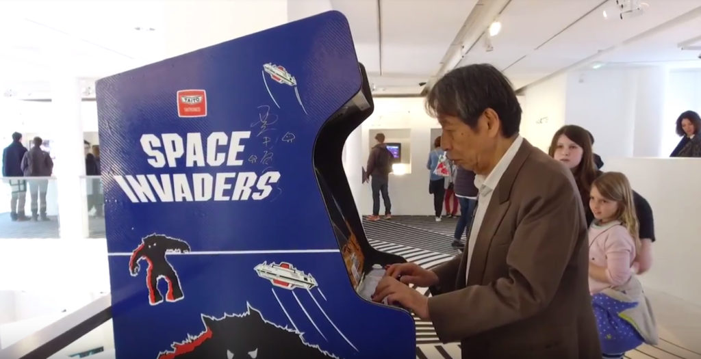 Capture d'écran du docu « Itinéraires du Jeu Video », avec Tomohiro Nishikado jouant à Space Invaders, sa création. (c) SELL Capture d'écran du docu « Itinéraires du Jeu Video », avec Tomohiro Nishikado jouant à Space Invaders, sa création. (c) SELL