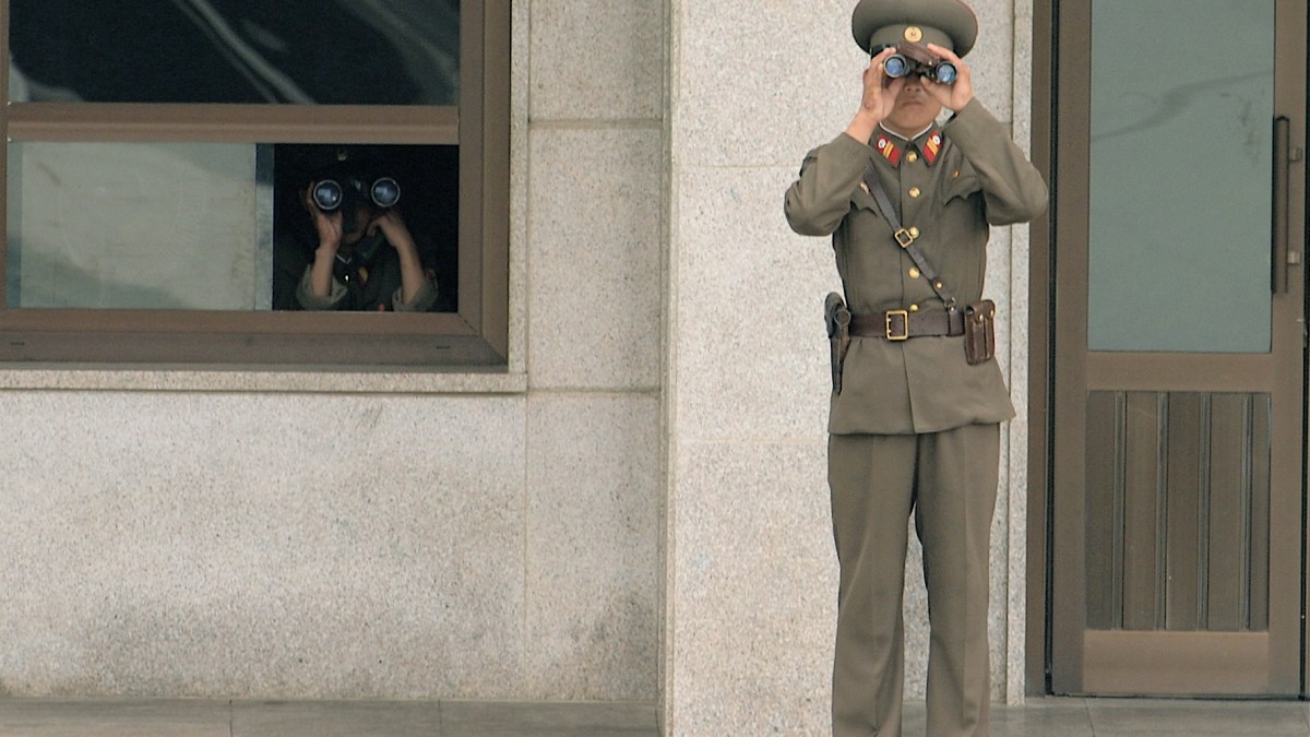 Soldat coréen surveillant la frontière du Sud, 2007, US Army Soldat coréen surveillant la frontière du Sud, 2007, US Army