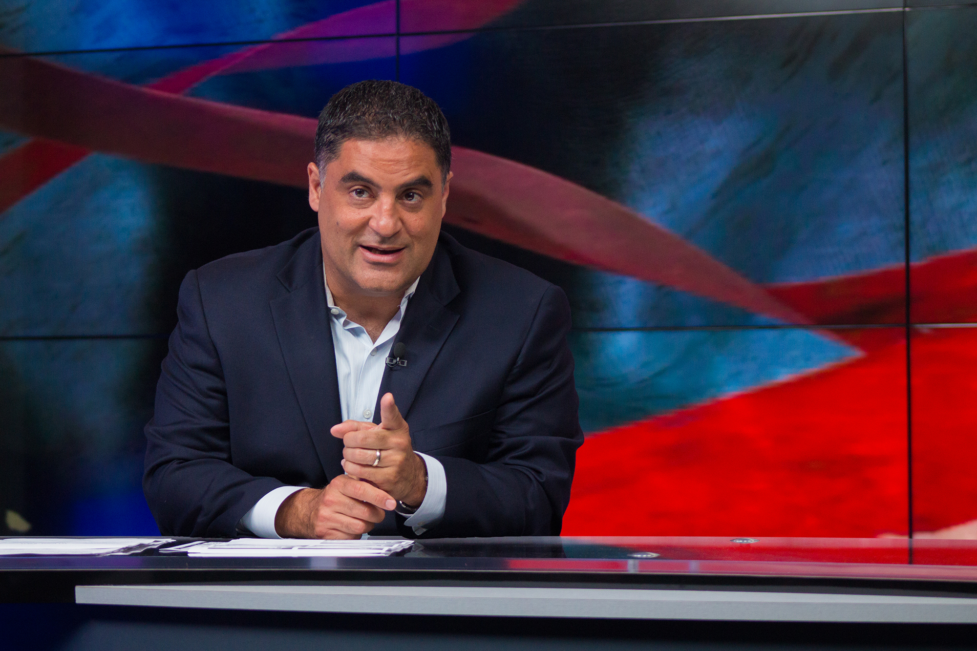 Cenk Uygur, fondateur et animateur vedette de The Young Turks. Cenk Uygur, fondateur et animateur vedette de The Young Turks.