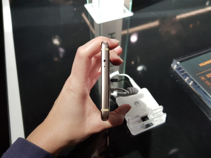 huawei-mate-10-pro-dessus huawei-mate-10-pro-dessus