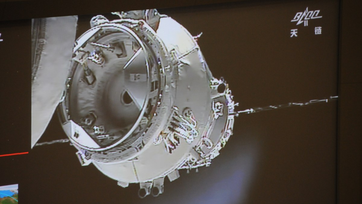 Tiangong 1 et le vaisseau Shenzhou IX lors d'une opération d'arrimage. CMSE Tiangong 1 et le vaisseau Shenzhou IX lors d'une opération d'arrimage. CMSE