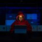 Une femme qui ne pirate probablement pas un réseau WiFi mais qui a une capuche de hackeuse. // Source : WoC In Tech Une femme qui ne pirate probablement pas un réseau WiFi mais qui a une capuche de hackeuse. // Source : WoC In Tech