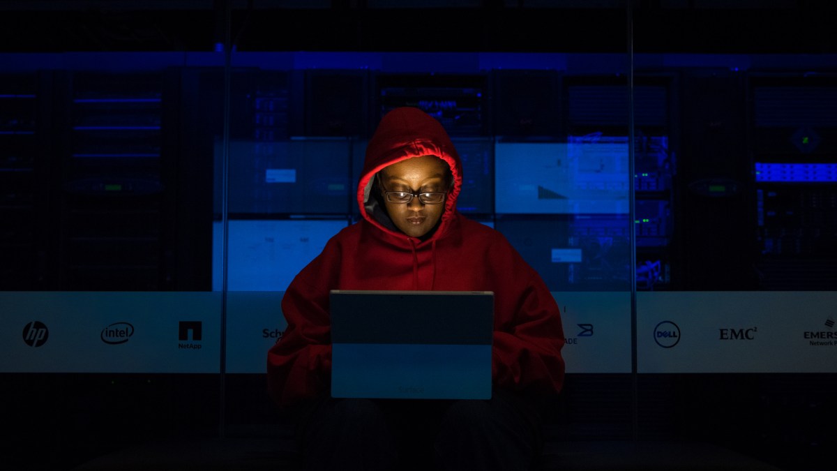 Une femme qui ne pirate probablement pas un réseau WiFi mais qui a une capuche de hackeuse. // Source : WoC In Tech Une femme qui ne pirate probablement pas un réseau WiFi mais qui a une capuche de hackeuse. // Source : WoC In Tech