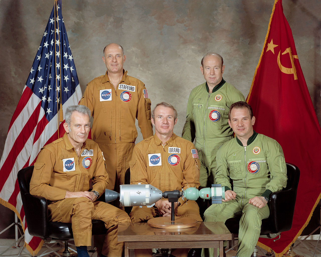 La mission Apollo-Soyouz en juillet 1975 marque la fin de la course à l'espace et le début d'une coopération spatiale. La mission Apollo-Soyouz en juillet 1975 marque la fin de la course à l'espace et le début d'une coopération spatiale.